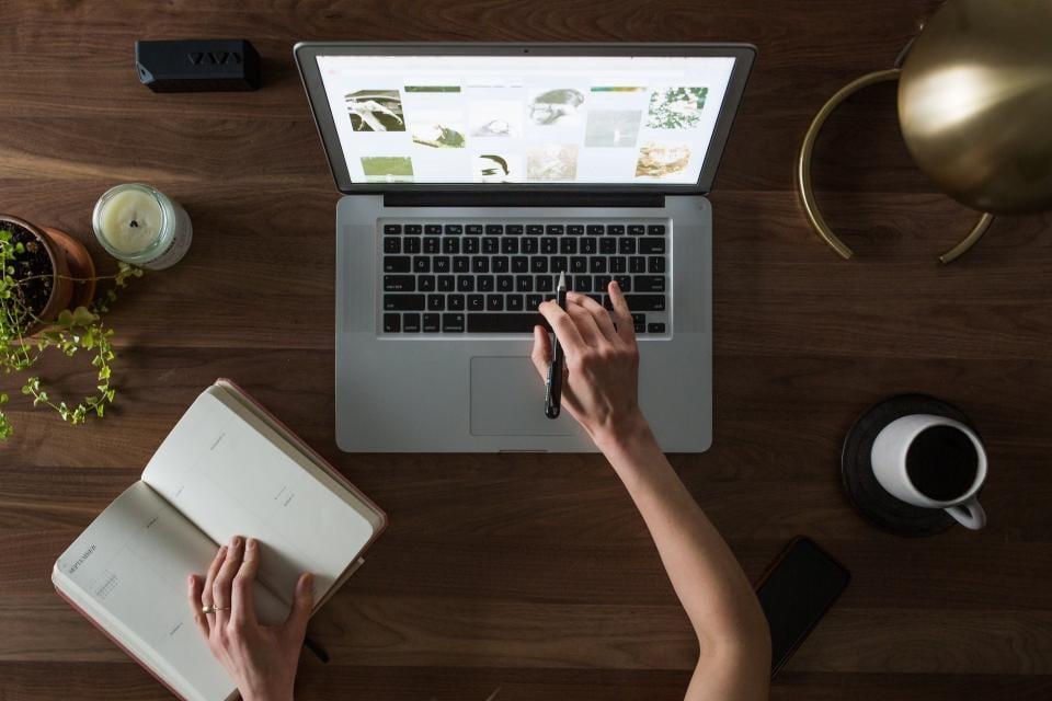 Werkplek met laptop en koffie
