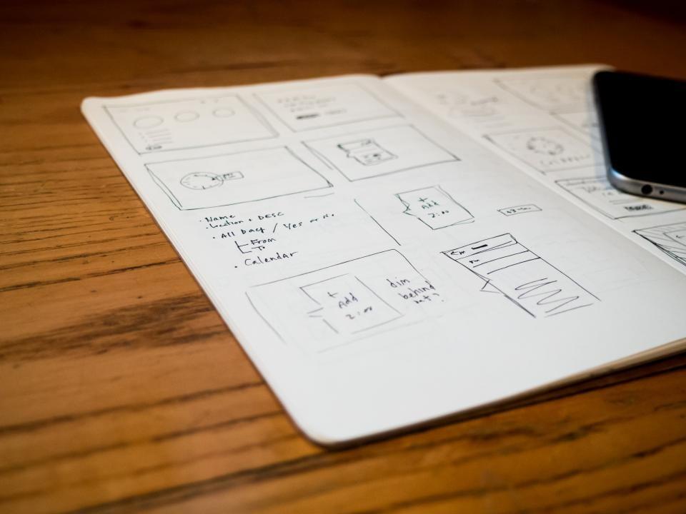 Ontwerpschetsen op een bureau