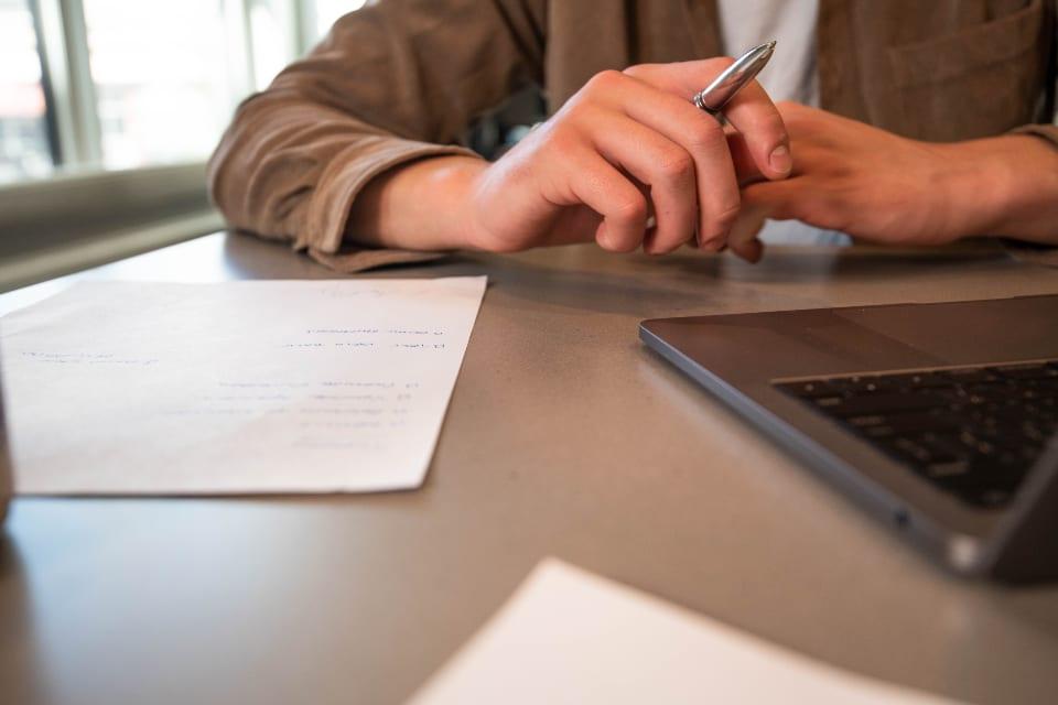 Ontwikkelaar aan het werk op een laptop