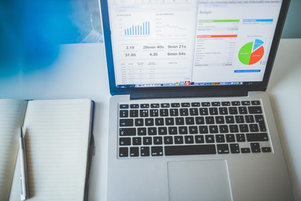 Werkplek met laptop waarop een website te zien is
