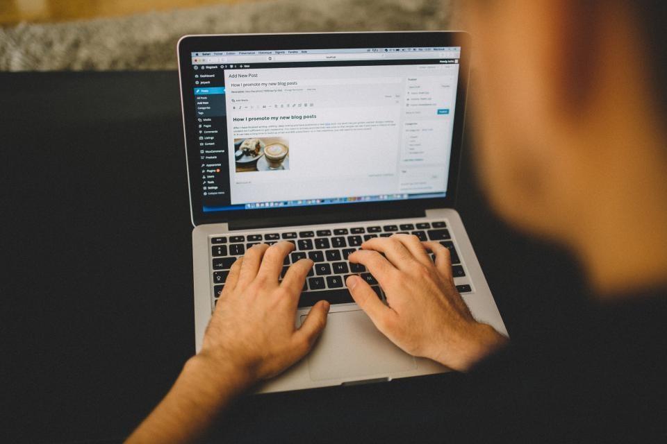 Laptop waarop content wordt beheerd